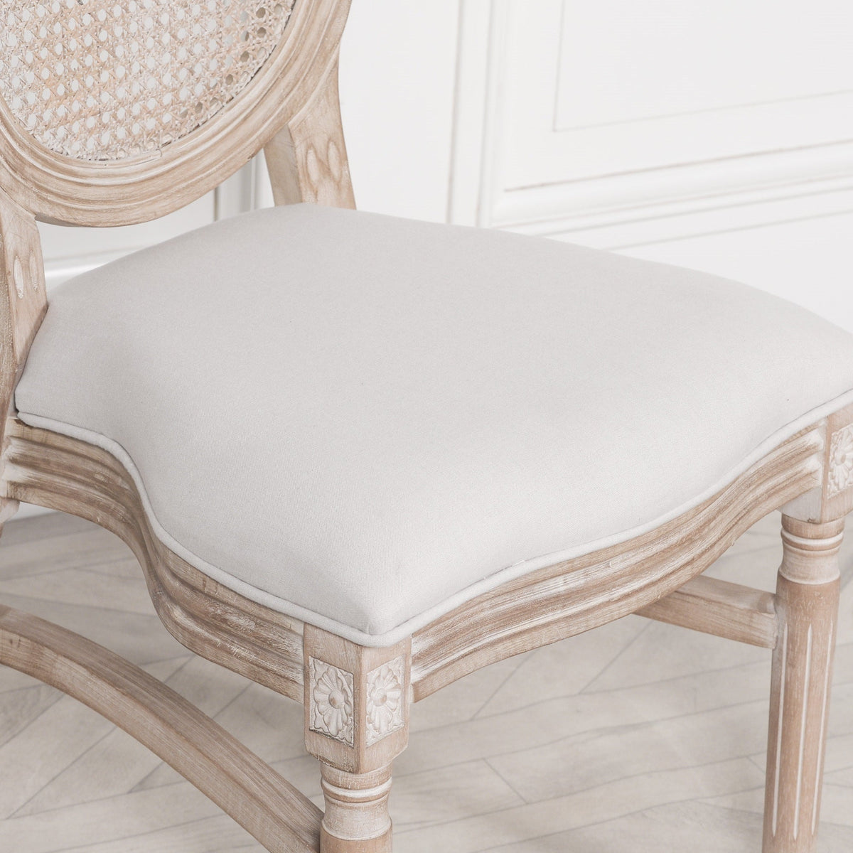 Rustic Acacia Round Ball Dining Table With 4 Louis Chairs